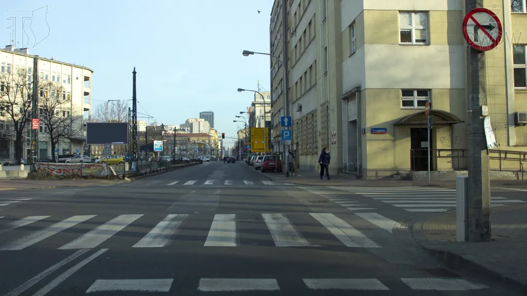 Czy w przedstawionej sytuacji wolno Ci skręcić w prawo w najbliższą jezdnię?