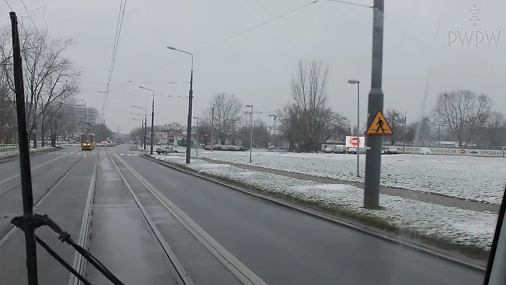 Czy znaki ostrzegawcze zobowiązują kierującego tramwajem do zachowania szczególnej ostrożności?