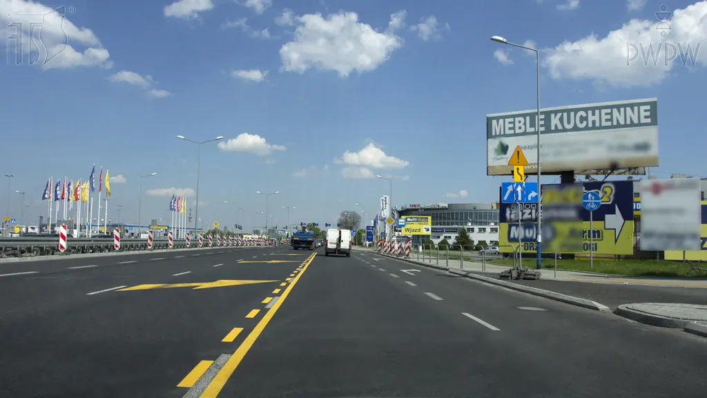 Czy w tej sytuacji wolno Ci wjechać na pas ruchu po lewej stronie?