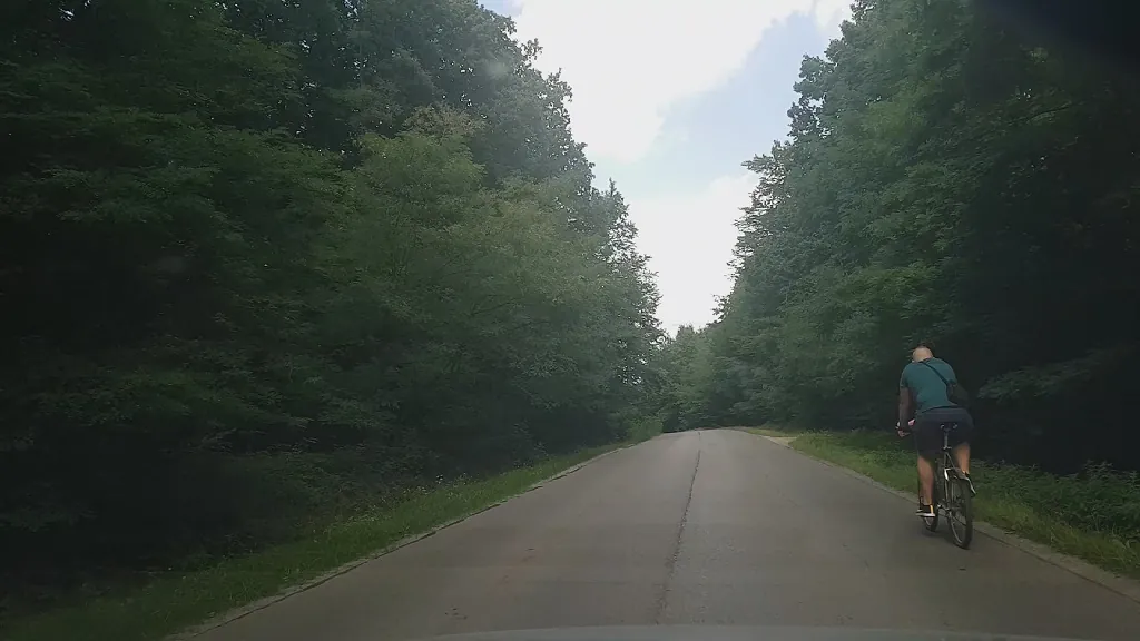 Jaki minimalny odstęp boczny należy zachować, wyprzedzając motocyklem kierującego rowerem?