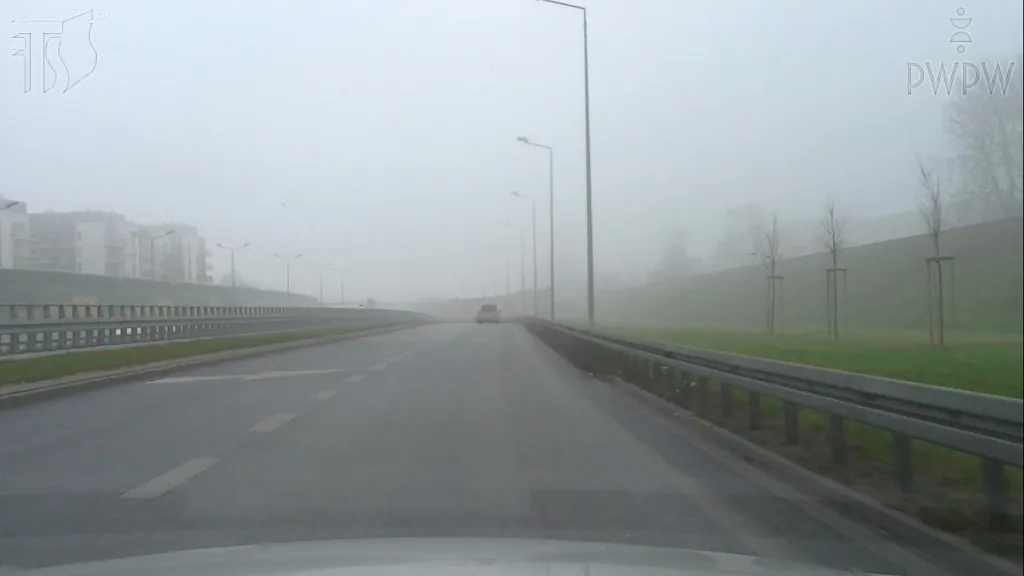 Jak utrzymasz właściwy tor jazdy, gdy poruszasz się drogą ekspresową w gęstej mgle?