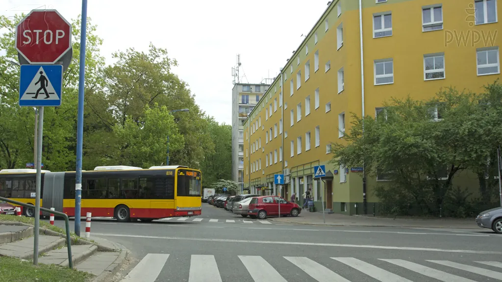 Czy w tej sytuacji masz obowiązek zatrzymać pojazd przed widoczną linią ciągłą?