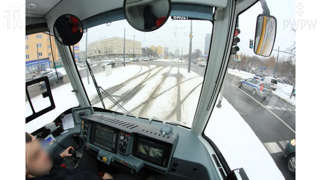 Jakie czynniki mogą ograniczać pole widzenia motorniczego?