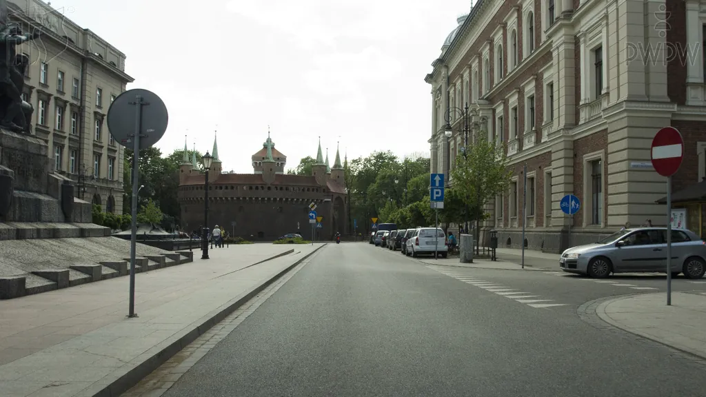Czy w tej sytuacji wolno Ci skręcić w prawo w widoczną drogę?
