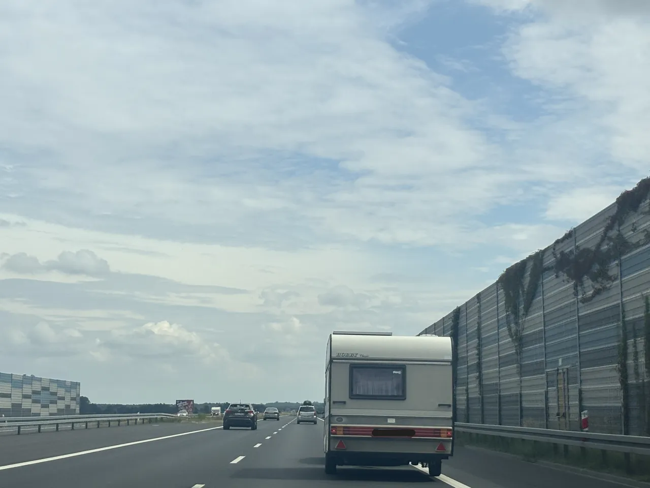 Czy podczas wyprzedzania na autostradzie samochodem osobowym z przyczepą lekką możesz przekroczyć prędkość 80 km/h?