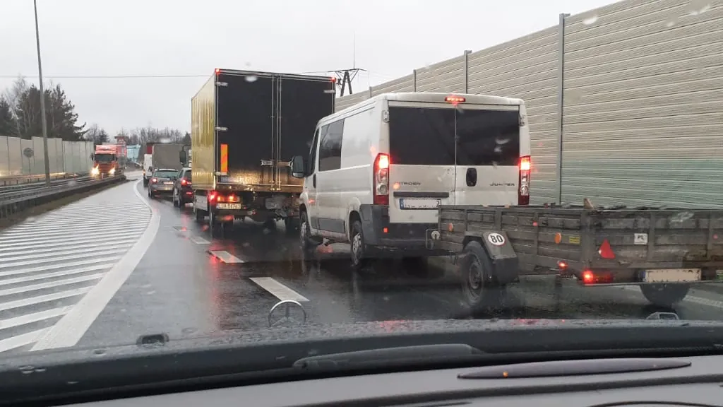 Czy w tej sytuacji kierujący pojazdem poruszającym się prawym pasem ruchu jest obowiązany umożliwić tobie zmianę pasa ruchu ?