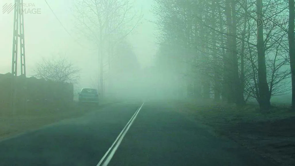W którym z wymienionych przypadków masz obowiązek dawać krótkotrwałe sygnały dźwiękowe podczas jazdy autobusem we mgle?