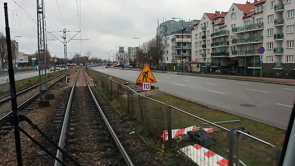 Czy ten znak zobowiązuje Cię do zachowania szczególnej ostrożności i dostosowania prędkości, tak aby było możliwe odpowiednio szybkie reagowanie na niebezpieczną sytuację?