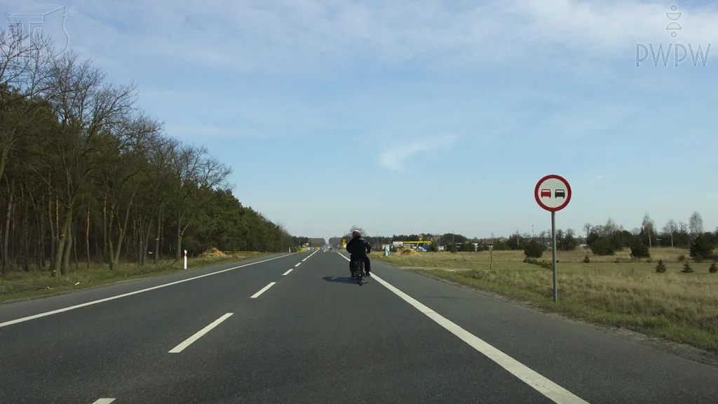 Czy w tej sytuacji masz prawo wyprzedzić motocykl jednośladowy, jeśli kierujesz motocyklem wielośladowym?