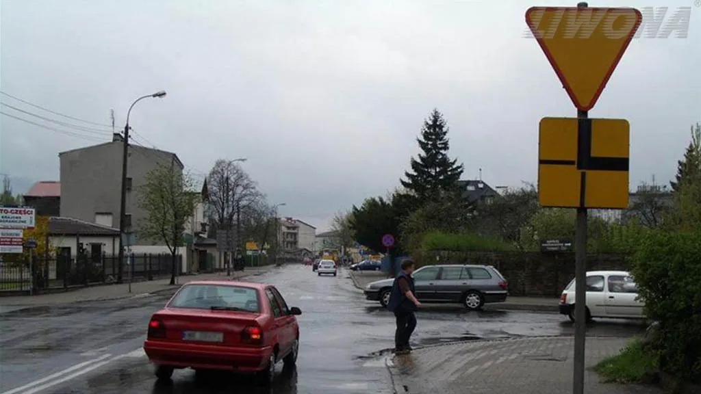 Czy w tej sytuacji, zamierzając jechać prosto przez skrzyżowanie, masz pierwszeństwo przed innymi uczestnikami ruchu drogowego?
