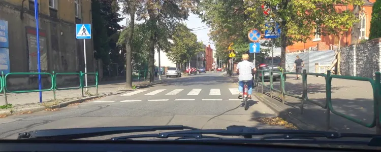 Czy w przedstawionej sytuacji jesteś obowiązany powstrzymać się od wyprzedzania rowerzysty ?