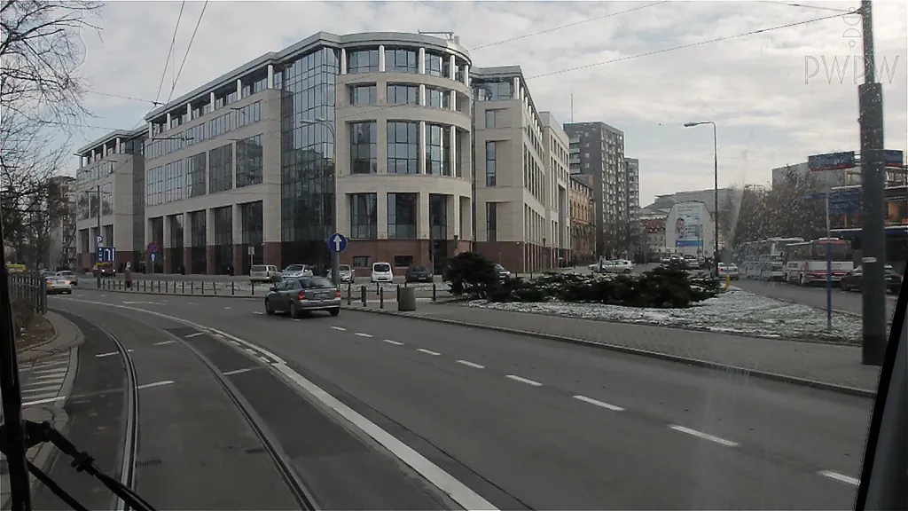 Czy to oznakowanie poziome wskazuje, że motorniczy powinien spodziewać się pojazdów mogących wjechać na wydzielone torowisko z prawej strony?