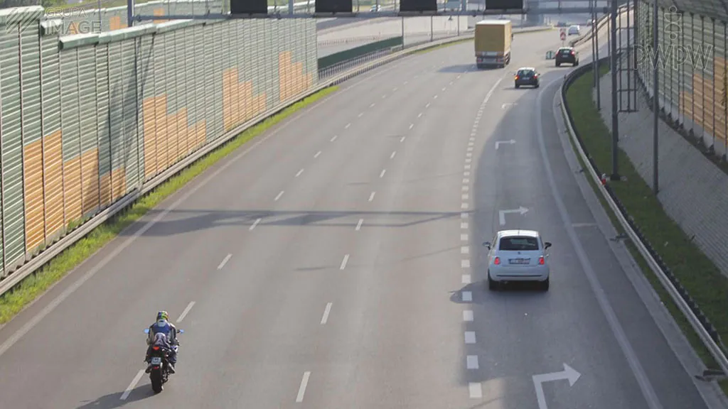 Czego powinieneś się spodziewać wyjeżdżasz motocyklem zza ekranu akustycznego, który kończy się z lewej strony drogi?