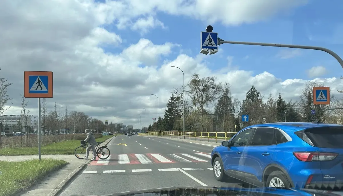Czy w przedstawionej sytuacji, pomimo zachowania szczególnej ostrożności, obowiązuje Cię zakaz wyprzedzania poprzedzającego pojazdu ?