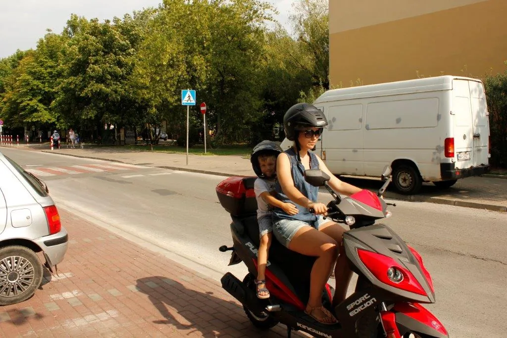 Czy przewożąc pasażera w wieku 6 lat motorowerem masz prawo poruszać się z prędkością 50 km/h?
