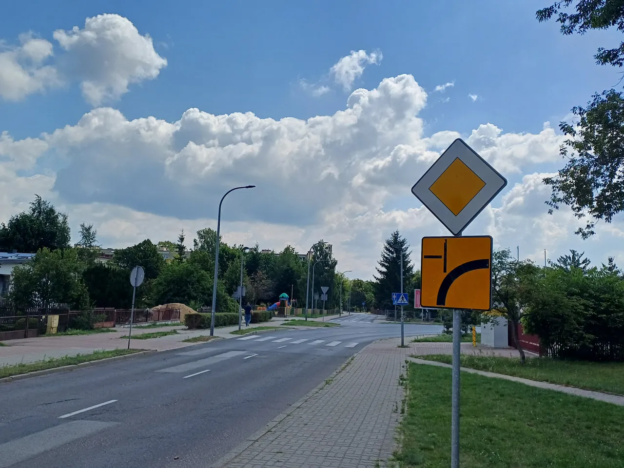 Zamierzasz jechać na wprost przez skrzyżowanie. Czy masz obowiązek ustąpienia pierwszeństwa pojazdowi, który może nadjechać z prawej strony?