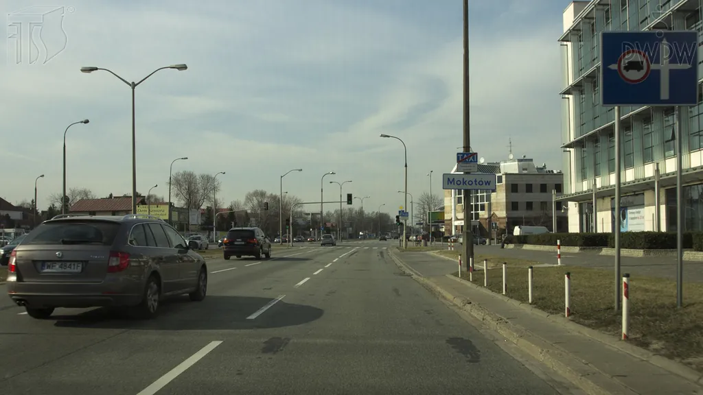 Kierujesz samochodem ciężarowym o dopuszczalnej masie całkowitej 12 ton. Czy w tej sytuacji wolno Ci skręcić w lewo na najbliższym skrzyżowaniu?