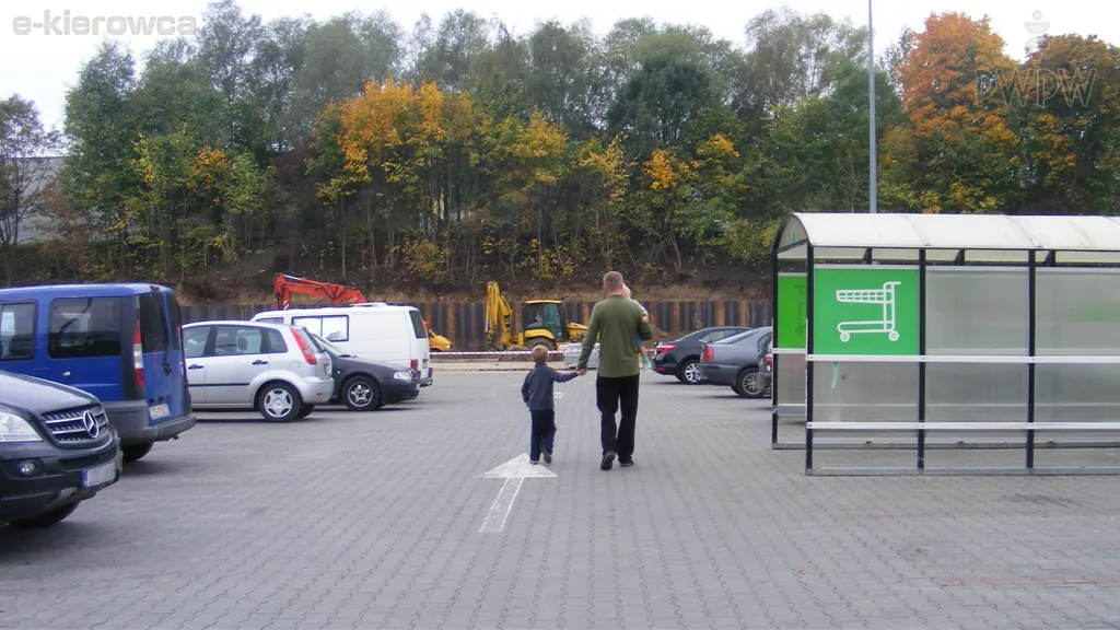 Czy kierujący pojazdem podczas jazdy po placu, na którym ze względu na brak wyodrębnienia jezdni i dróg dla pieszych, ruch pieszych i pojazdów odbywa się po tej samej powierzchni, ma pierwszeństwo przed pieszymi poruszającymi się po tym placu?