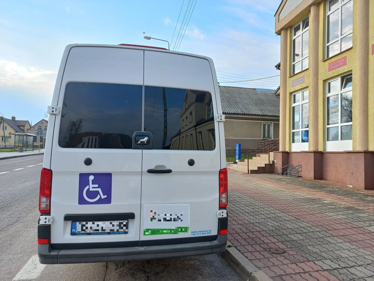 Czy omijając pojazd oznaczony z przodu i z tyłu widoczną tablicą barwy niebieskiej i z włączonymi światłami awaryjnymi, masz zawsze obowiązek zatrzymać się podczas wsiadania lub wysiadania osoby niepełnosprawnej ?