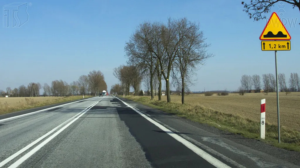 Czy w przedstawionej sytuacji jesteś ostrzegany o nierównościach na drodze, występujących na odcinku 1,2 km za znakiem?