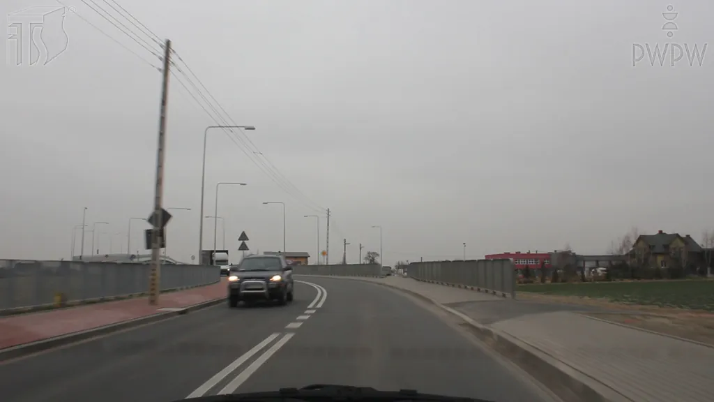 W jaki sposób możesz skręcić w prawo ciągnikiem rolniczym z przyczepą, jeśli wymiary zespołu pojazdów uniemożliwiają rozpoczęcie manewru od prawej krawędzi jezdni?