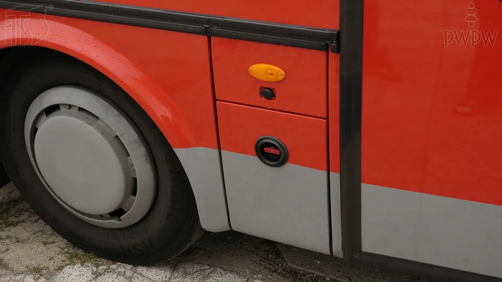 Jakie niezbędne czynności powinien wykonać kierowca autobusu w czasie wymiany koła na drodze?