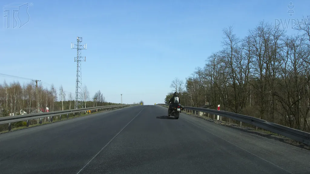 Czy w tej sytuacji, dojeżdżając jezdnią dwukierunkową do wierzchołka wzniesienia, wolno Ci wyprzedzić ten motocykl ?
