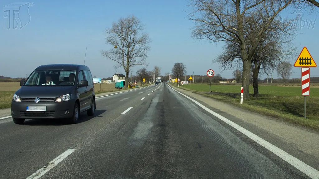 Czy w przedstawionej sytuacji jesteś ostrzegany o zbliżaniu się do przejazdu kolejowego, wyposażonego w zapory lub półzapory?