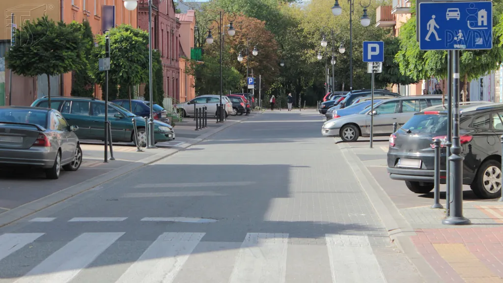 Czy kierujący pojazdem za tym znakiem powinien spodziewać się pieszych idących wzdłuż jezdni ?