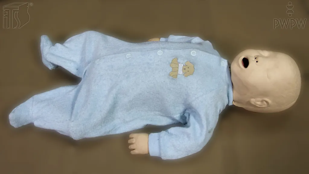 Czym należy poprzedzić uciskanie klatki piersiowej u niemowlęcia, które zostało ułożone na stole lub podłodze?