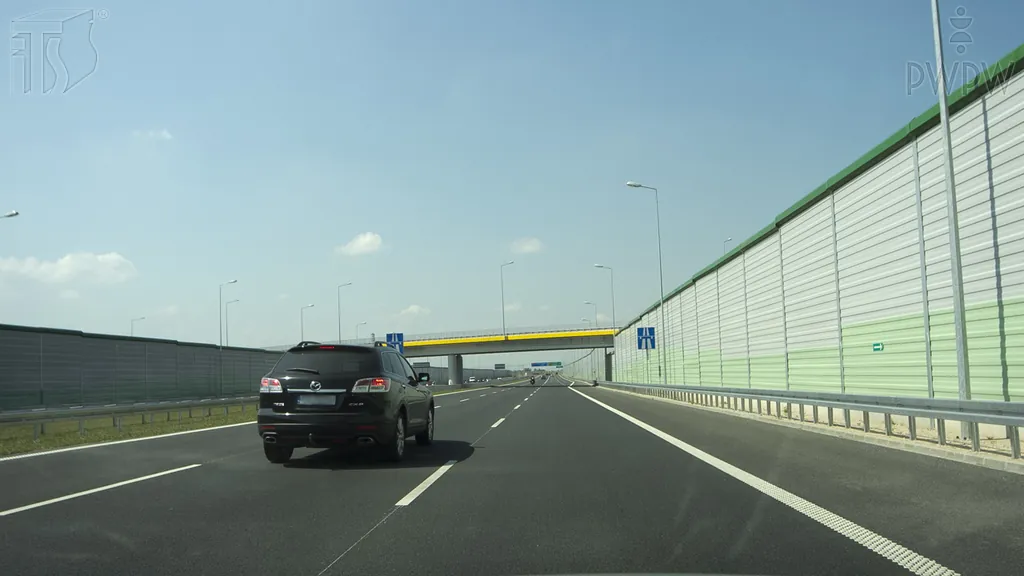 Czy w tej sytuacji, na autostradzie, wolno Ci kontynuować wyprzedzanie pojazdu z prawej strony ?