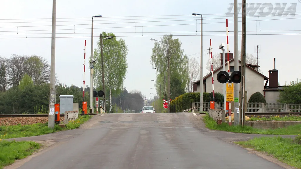 Czy w tej sytuacji masz prawo wjechać na torowisko nie mając pewności, czy po drugiej stronie przejazdu kolejowego jest miejsce do kontynuowania jazdy ?