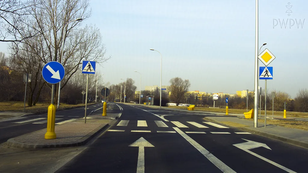 Czy w tej sytuacji wolno Ci zmienić pas ruchu i skręcić w prawo?