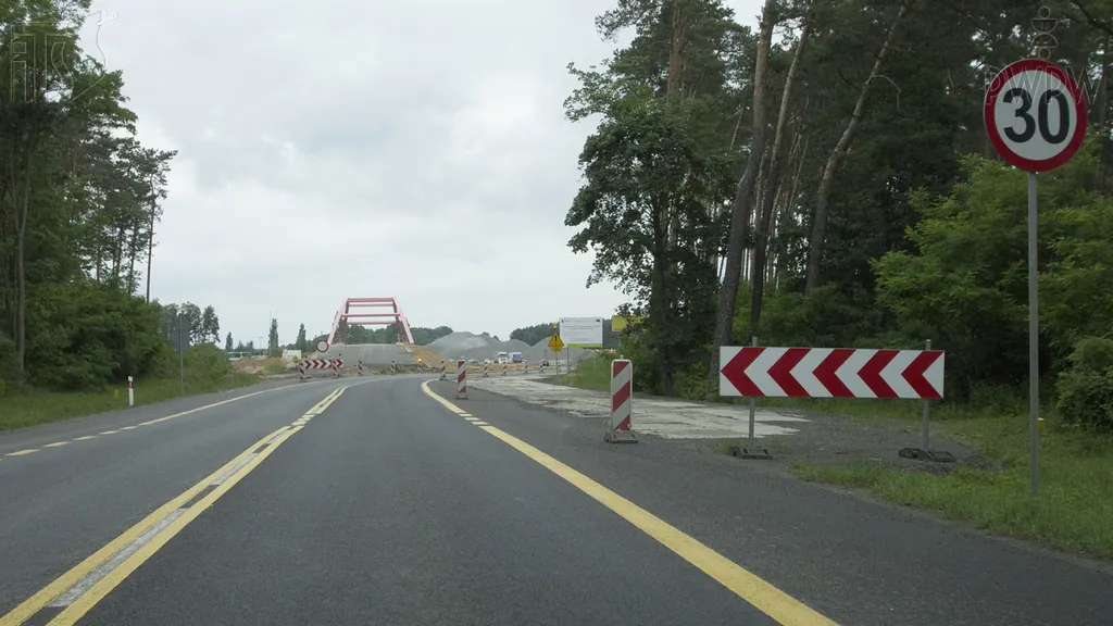 Czy w przedstawionej sytuacji zakaz wyrażony znakiem obowiązuje od miejsca jego ustawienia?