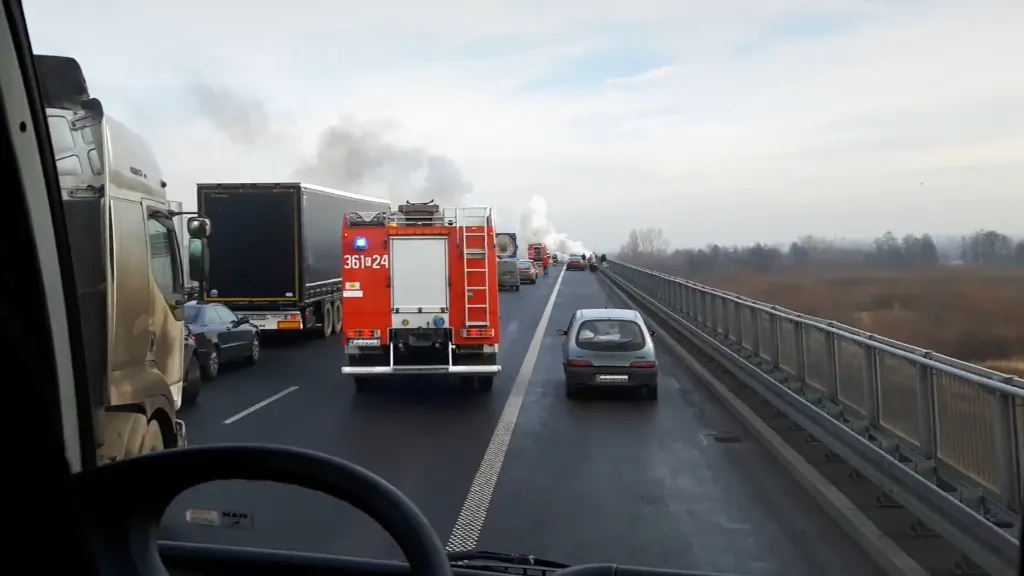 Czy wszyscy kierujący w sposób właściwy zapewniają swobodny przejazd pojazdu uprzywilejowanego ?