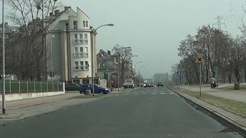 Czy jadąc na wprost na tym skrzyżowaniu, masz obowiązek ustąpić pierwszeństwa pojazdowi nadjeżdżającemu z lewej strony?