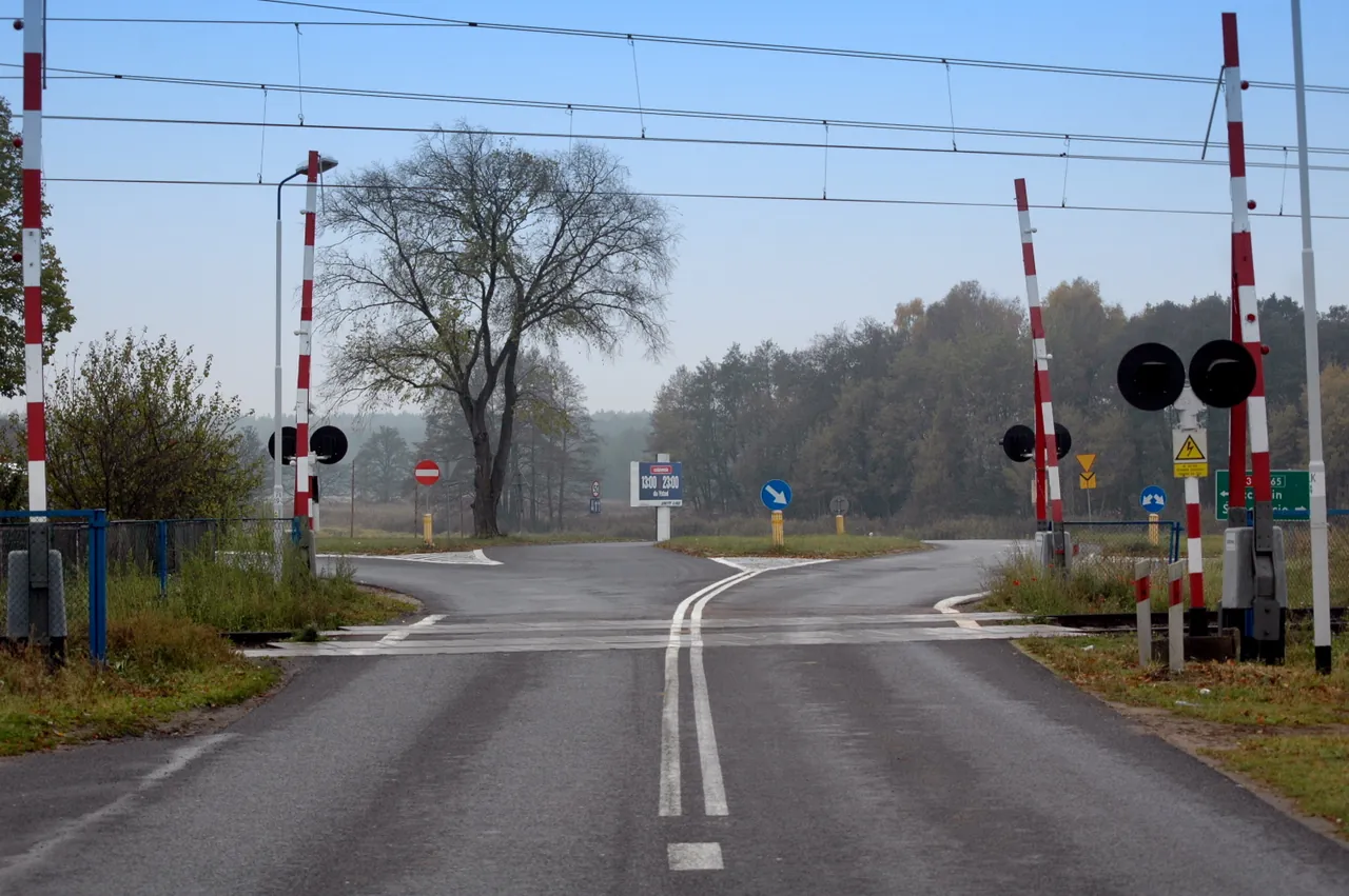 Czy zbliżając się do przejazdu kolejowego z zaporami powinieneś uwzględniać, że wskutek różnych przyczyn urządzenia zabezpieczające mogą na czas nie zamknąć przejazdu ?