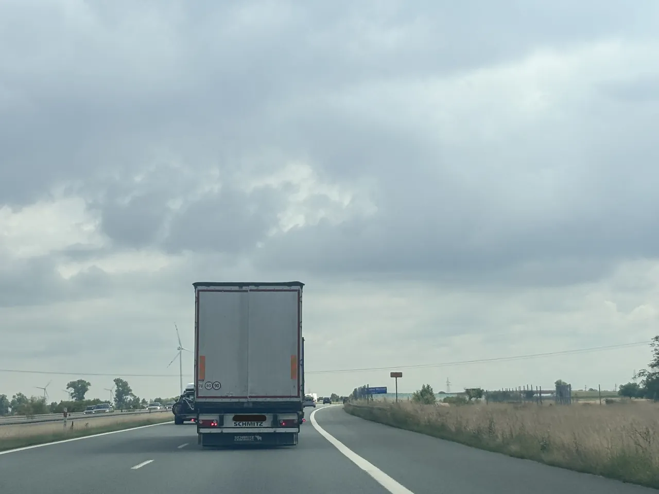 Czy w przedstawionej sytuacji jadąc autostradą samochodem ciężarowym o maksymalnej masie całkowitej powyżej 3,5 t wolno Ci wyprzedzić pojazd samochodowy poruszający się z nieznacznie mniejszą prędkością od Twojej?