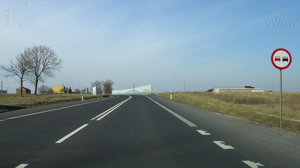 Kierujesz pojazdem silnikowym. Czy ten znak zabrania Ci wyprzedzania pojazdów silnikowych wielośladowych?