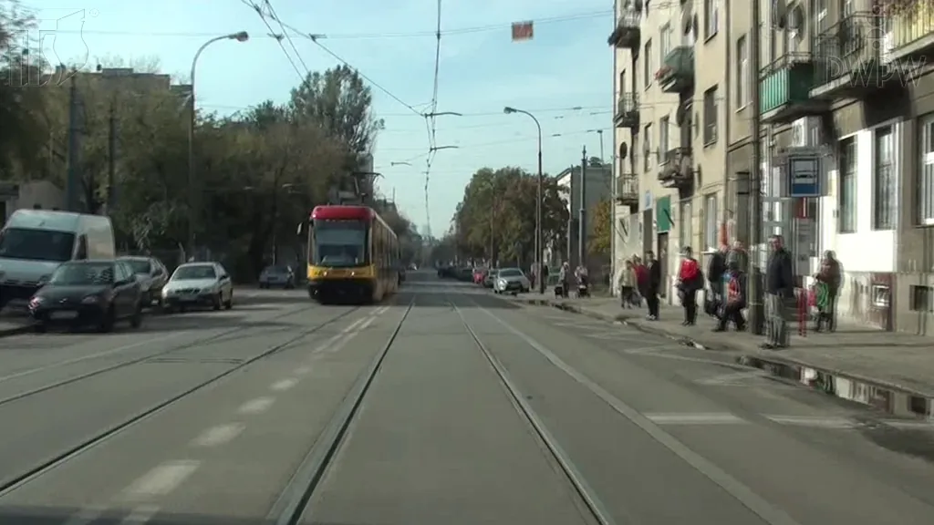 W jakiej sytuacji najtrudniej jest ocenić odległość od omijanego, zaparkowanego pojazdu?