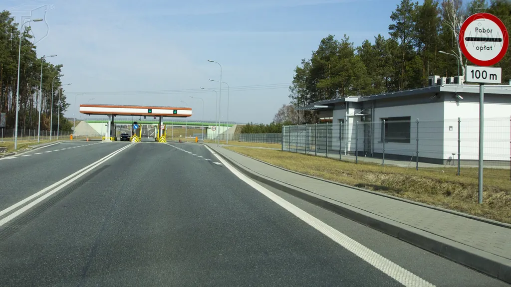 Czy w przedstawionej sytuacji umieszczona pod znakiem tabliczka wskazuje odległość znaku od miejsca, w którym masz obowiązek zatrzymania się?