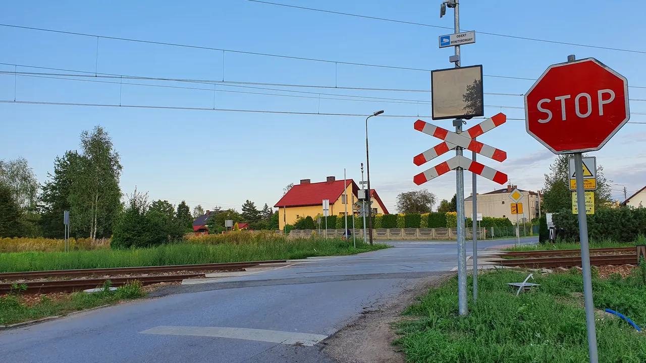 Czy w tym miejscu, przejeżdżając przez torowisko bez zatrzymania możesz narazić wiele osób na utratę życia lub zdrowia?
