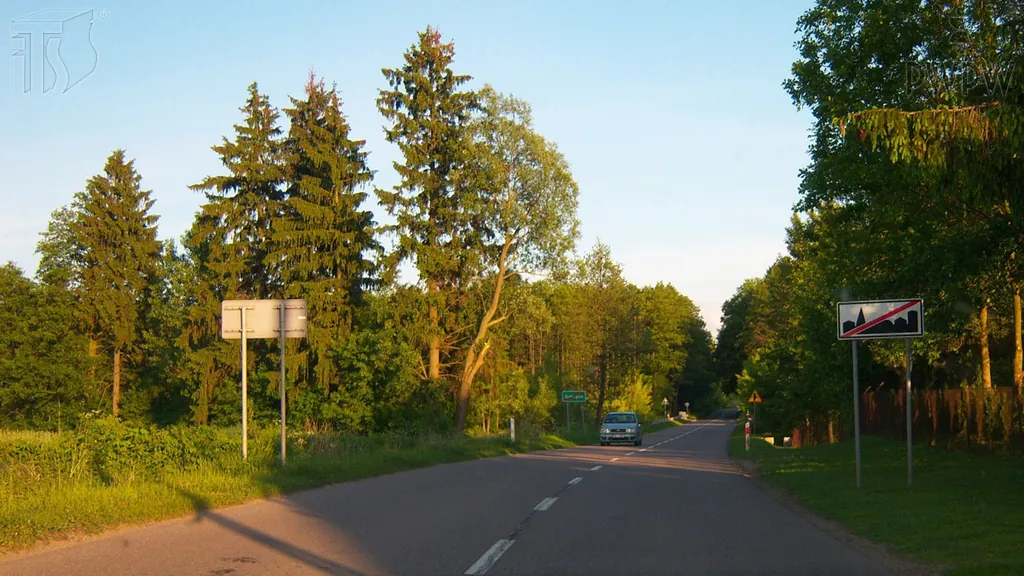 Z jaką maksymalną dopuszczalną prędkością możesz jechać kierując autobusem na drodze za tym znakiem?