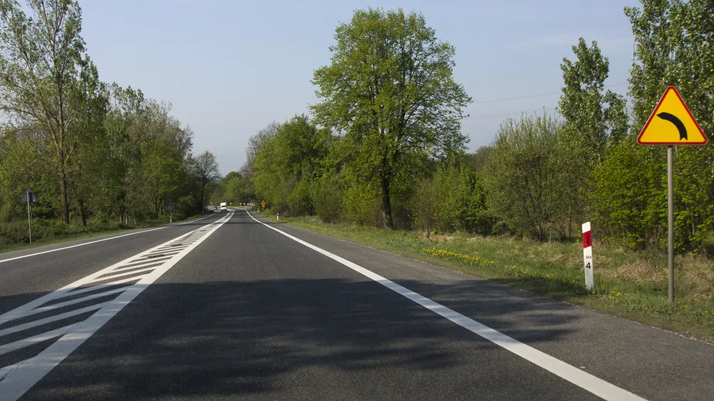 Czy w przedstawionej sytuacji jesteś ostrzegany o kilku niebezpiecznych zakrętach w lewo?